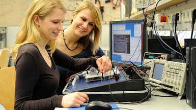 Zwei Studentinnen im Labor Messgeräte