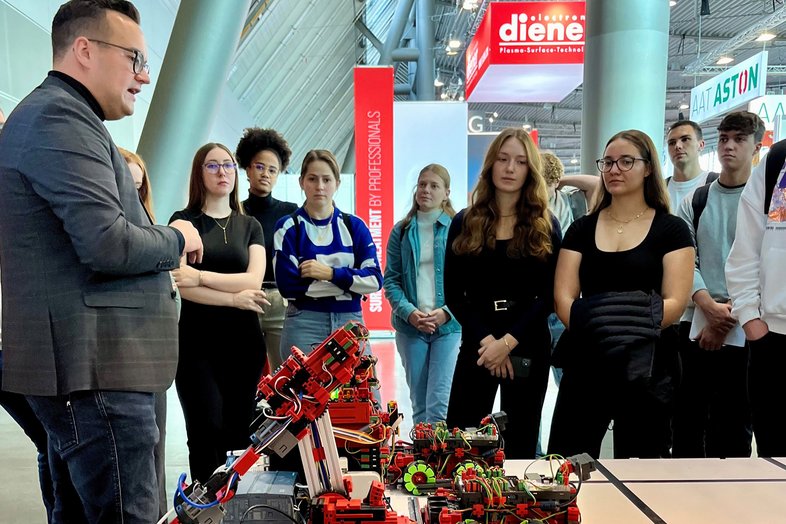 Gruppenbild Eingang MOTEK, Studiengang Wirtschaftsingenieurwesen International Business und Management