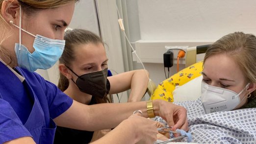 Drei Teilnehmerinnen beim Simulationstraining