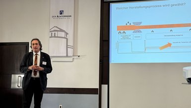 Prof. Dr.-Ing. Andreas Zilly bei seinem Fachvortrag über neuartige Kupferwerkstoffe in Goslar Prof. Dr.-Ing. Andreas Zilly bei seinem Fachvortrag über neuartige Kupferwerkstoffe in Goslar