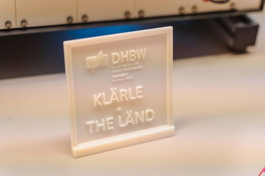 3D-Druck Schild mit Logo des Campus Horb und Aufschrift: Klärle in the LÄND