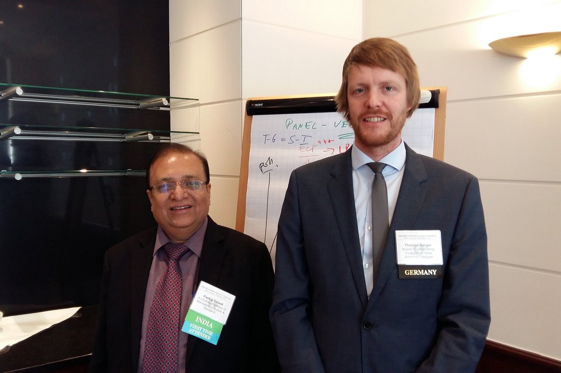 Prof. Dr. Thomas Berger und Prof. Dr. Pankaj Trivedi auf der Konferenz der International Atlantic Economic Society in Berlin