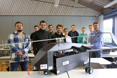 Studierende der Studienrichtung Produktionstechnik im Studiengang Maschinenbau mit ihrer Lastendrohne