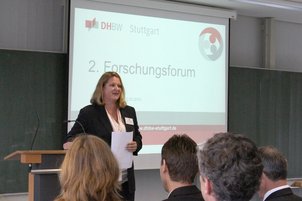 Prof. Dr. Katja Kuhn, Prorektorin und Dekanin der Fakultät Technik, eröffnet das Forschungsforum