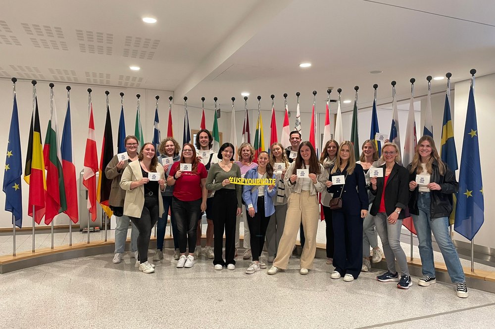 Die modulverantwortlichen Dozent*innen Prof. Dr. Monika Sagmeister und Prof. Dr. Ursula Weber gemeinsam mit den 14 Studierenden der Fakultät Sozialwesen im Europaparlament