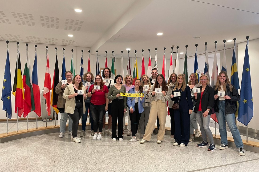 Die modulverantwortlichen Dozent*innen Prof. Dr. Monika Sagmeister und Prof. Dr. Ursula Weber gemeinsam mit den 14 Studierenden der Fakultät Sozialwesen im Europaparlament