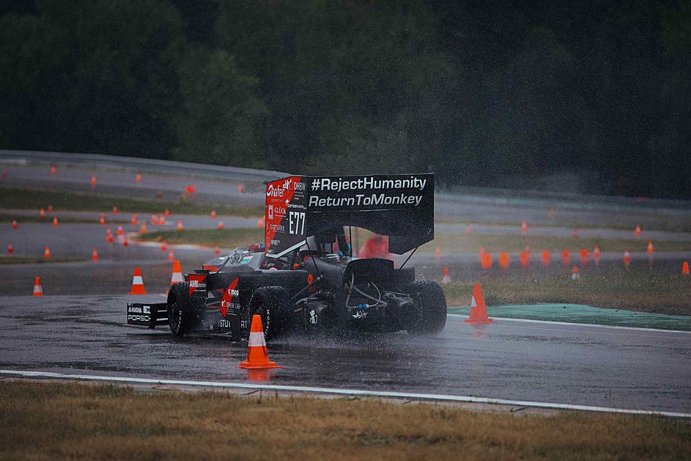 eSleek22 auf nasser Fahrbahn während eines Rennens