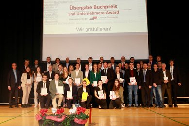 Gruppenbild nach der Ehrung der Jahrgangsbesten mit ihren Unternehmensvertreterinnen und- vertretern und Studiengangsleitungen