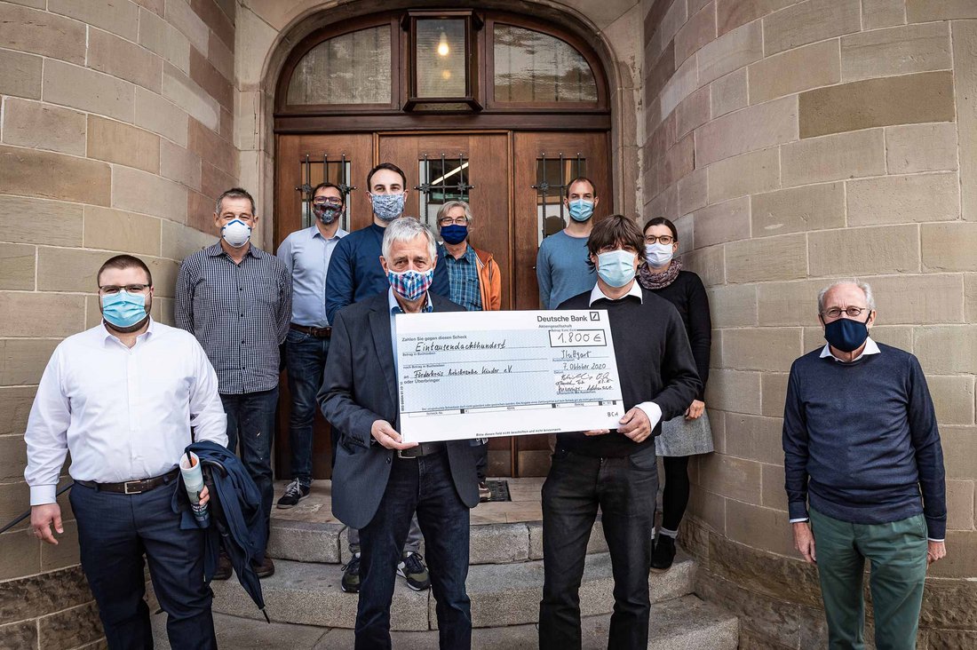 Übergabe des Schecks im Blauen Haus des Förderkreises krebskranke Kinder e.V. in Stuttgart Übergabe des Schecks im Blauen Haus des Förderkreises krebskranke Kinder e.V. in Stuttgart
