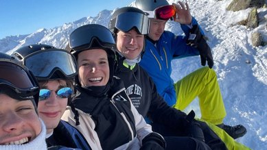 Gruppenfoto mit 5 Personen im Schnee