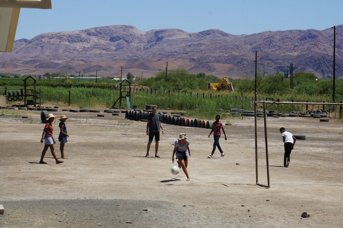 Max Schlör während seiner Praxisphase in Aussenkehr/Namibia beim Ballspiel mit Jugendlichen