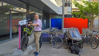 Prof. Dr.-Ing. Harald Mandel beim Ausprobieren des neuen RadService-Punkts an der Paulinenstraße 50.