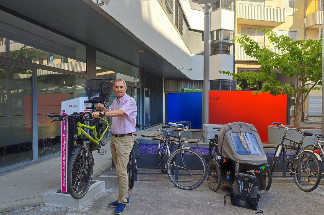 Prof. Dr.-Ing. Harald Mandel beim Ausprobieren des neuen RadService-Punkts an der Paulinenstraße 50.