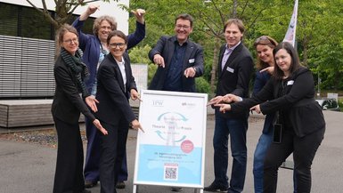 Prof. Dr. Annette Ullrich (DHBW S), Prof. Dr. Sabine Möbs (DHBW HDH), Prof. Dr. Martina Klärle, Prof. Dr. Marc Nutzmann (DHBW RV), Prof. Dr. Gerhard Götz (DHBW MOS), Dr. Myriam Hamich (DHBW MOS) und Judit Klein-Wiele (DHBW S) Gruppenbild, auf dem alle auf das in der Mitte stehende Plakat der Tagung zeigen.
