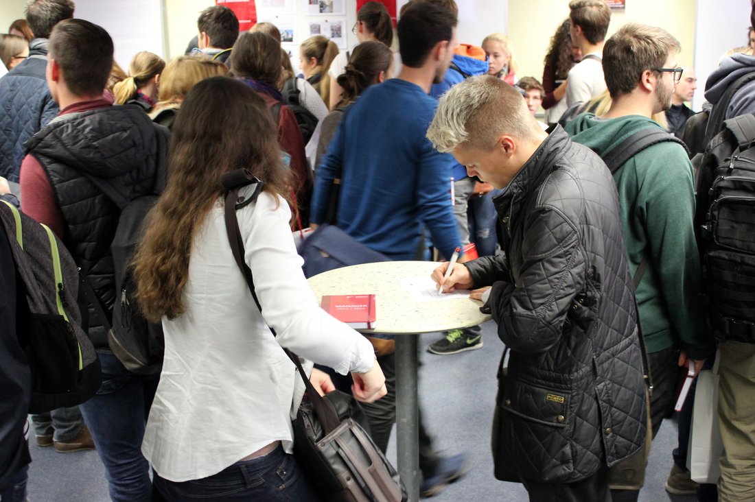 Besucherinnen und Besucher beim Markt der Möglichkeiten