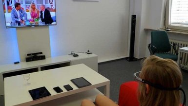 Versuchsperson mit Eyetracking-Brille im FutureLab der DHBW Stuttgart. Versuchsperson mit Eyetracking-Brille im FutureLab der DHBW Stuttgart.