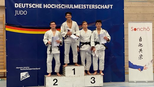 Hochschulmeister Nikita Pak (Uni Stuttgart) mit Vize-Hochschulmeister Robin Angerer (DHBW Stuttgart) und den beiden Drittplatzierten, Nicolas Kunze (Polizeiakademie Niedersachsen) und Hamza Sharipov (Universität des Saarlandes)