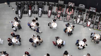 CADE-30 - Blick auf die Stehtische und die geparkten Rennwagen von oben