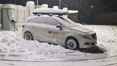Elektro-Fahrzeug im Schneesturm