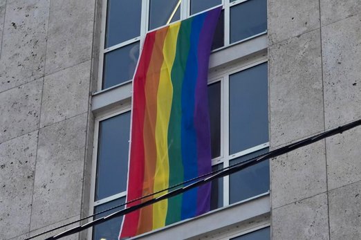 Nahaufnahme einer Regenbogenflagge an einem Gebäude der DHBW Stuttgart