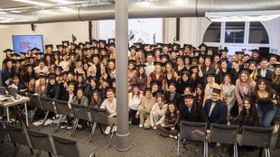Gruppenfoto der Studierenden im Rosenbergsaal der DHBW Stuttgart