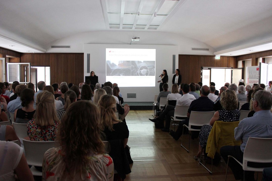 Studierende der DHBW Stuttgart präsentieren Forschungsergebnisse zum automatisierten Fahren.