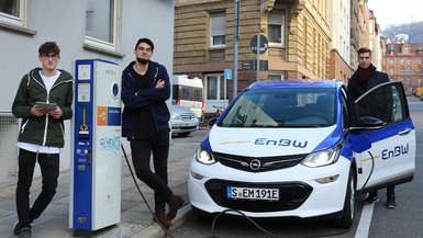 Studierende der DHBW Stuttgart testen Ladestationen für Elektrofahrzeuge im Rahmen des fakultätsübergreifenden Projekts E-Hunter. 