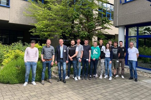 Gruppenbild von Studierende des Studiengangs Maschinenbau - Produktionstechnik vor der MIMplus Technologies GmbH & Co. KG