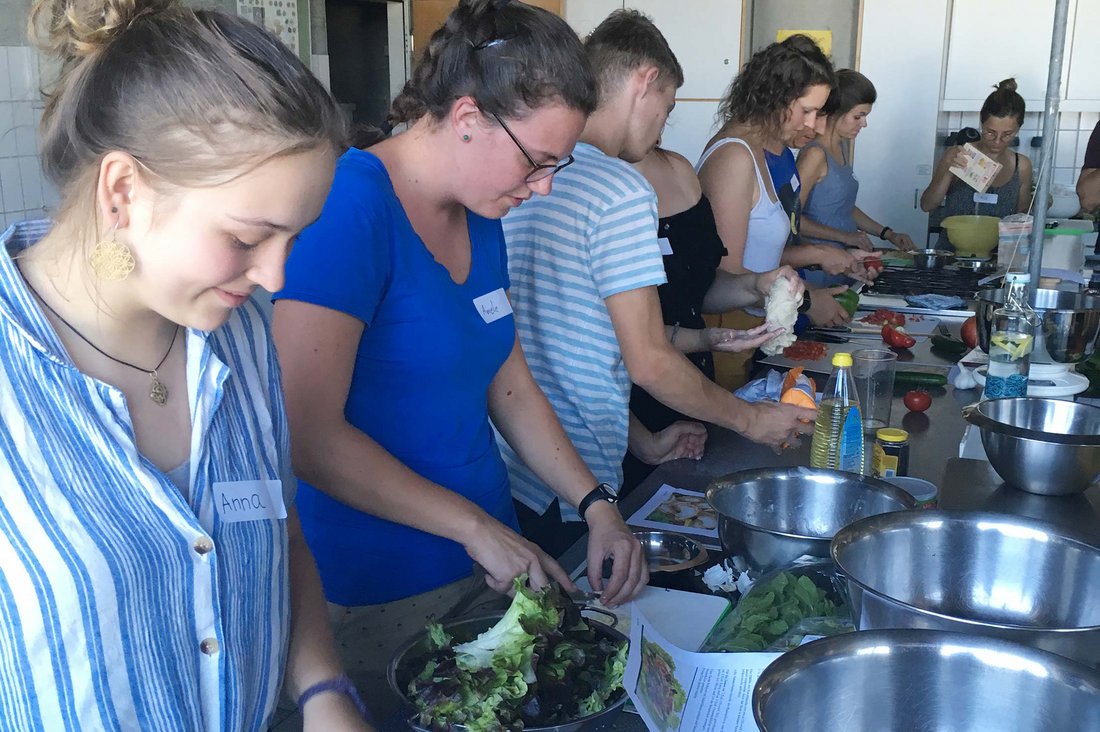 Studierende der DHBW Stuttgart kochen im Rahmen der Ringvorlesung "Wie isst die Welt?" syrisch.