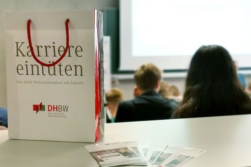 Schülerinnen und Schüler im Audimax