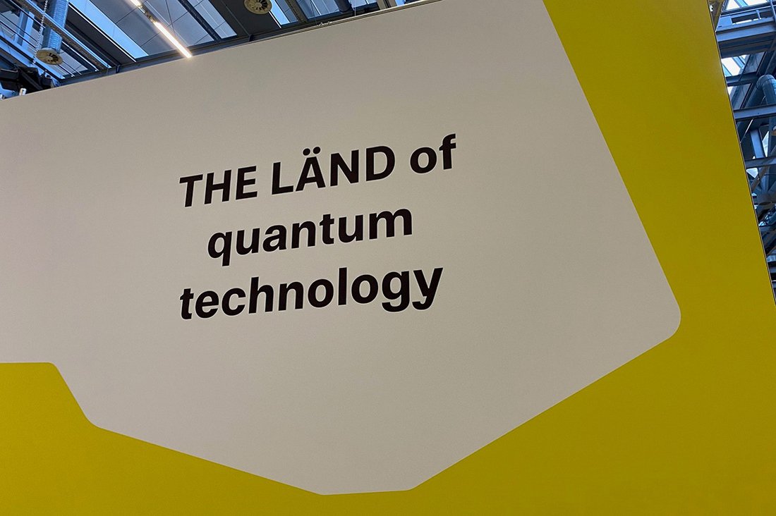 Plakat mit Schriftzug "THE LÄND of quantum technology"