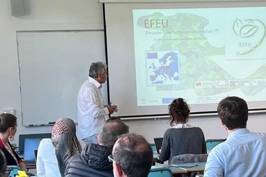 EFEU AND SAGIP 2024 EFEU-Projekt-Präsentation: Das Publikum schaut auf eine Leinwand, auf der ein Bild zum Vortrag projiziert wird.