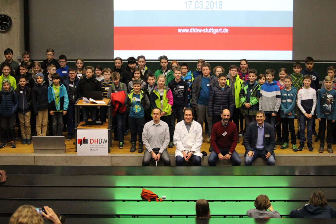 Teilnehmerinnen und Teilnehmer der Kinderakademie mit den Professoren Szabolcs Péteri, Andreas Zilly, Dirk Reichardt und Harald Mandel (v.l.n.r.)