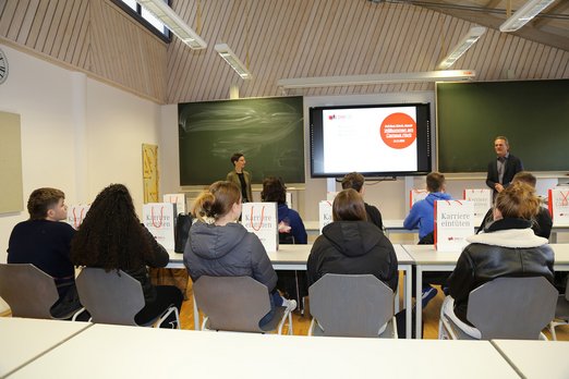 Vorstellen des dualen Studiums und Einführung in die Vorlesung über Virtual RealityDer SIA-Verantwortliche Prof. Dr. Tim Jansen und die Studienberaterin Victoria Reineck begrüßen 11 Schülerinnen und Schüler am Campus Horb