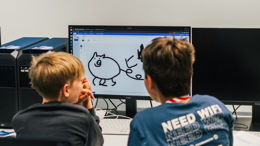 Teilnehmende beim Erstellen eines Bildes am PC