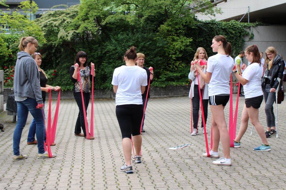 Studierende und Beschäftigte bei Sportaktionen mit dem Fitnessband