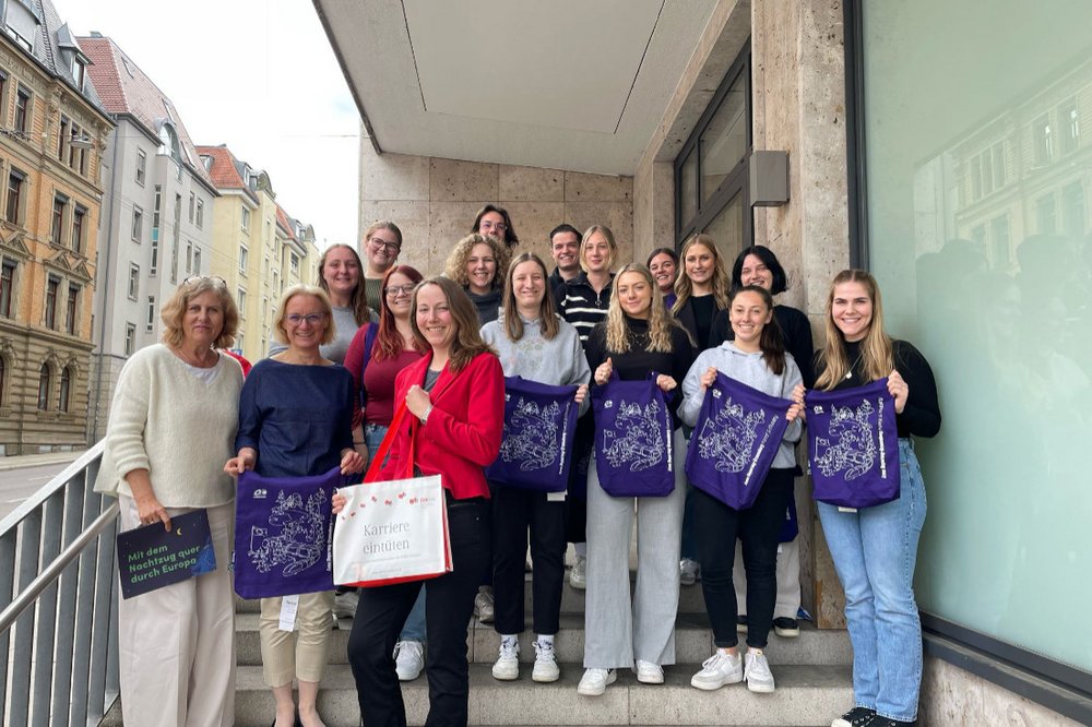 Gruppenbild vor dem Eingang des Gebäudes der Fakultät Sozialwesen