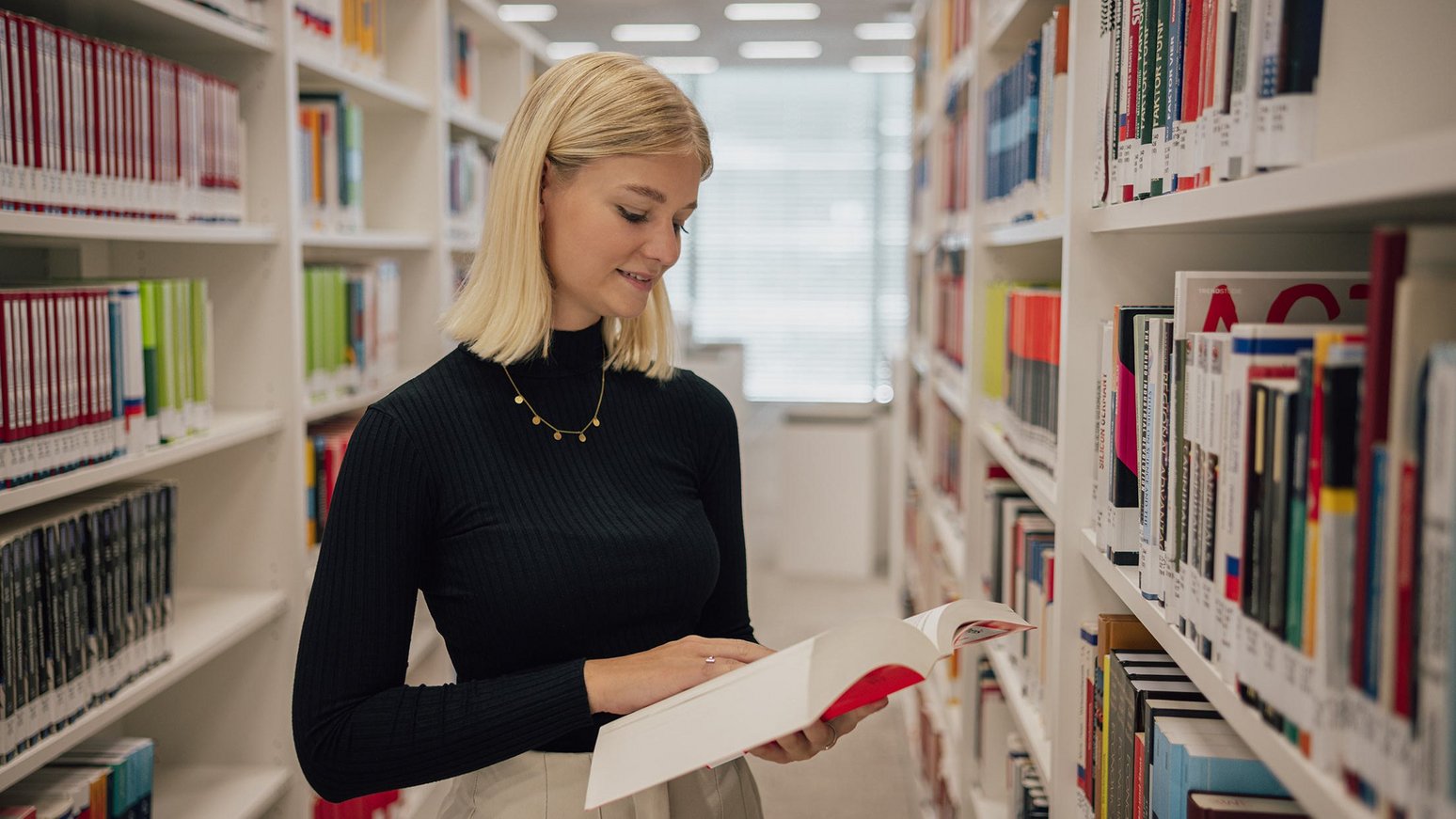 Studentin in Bibliothek