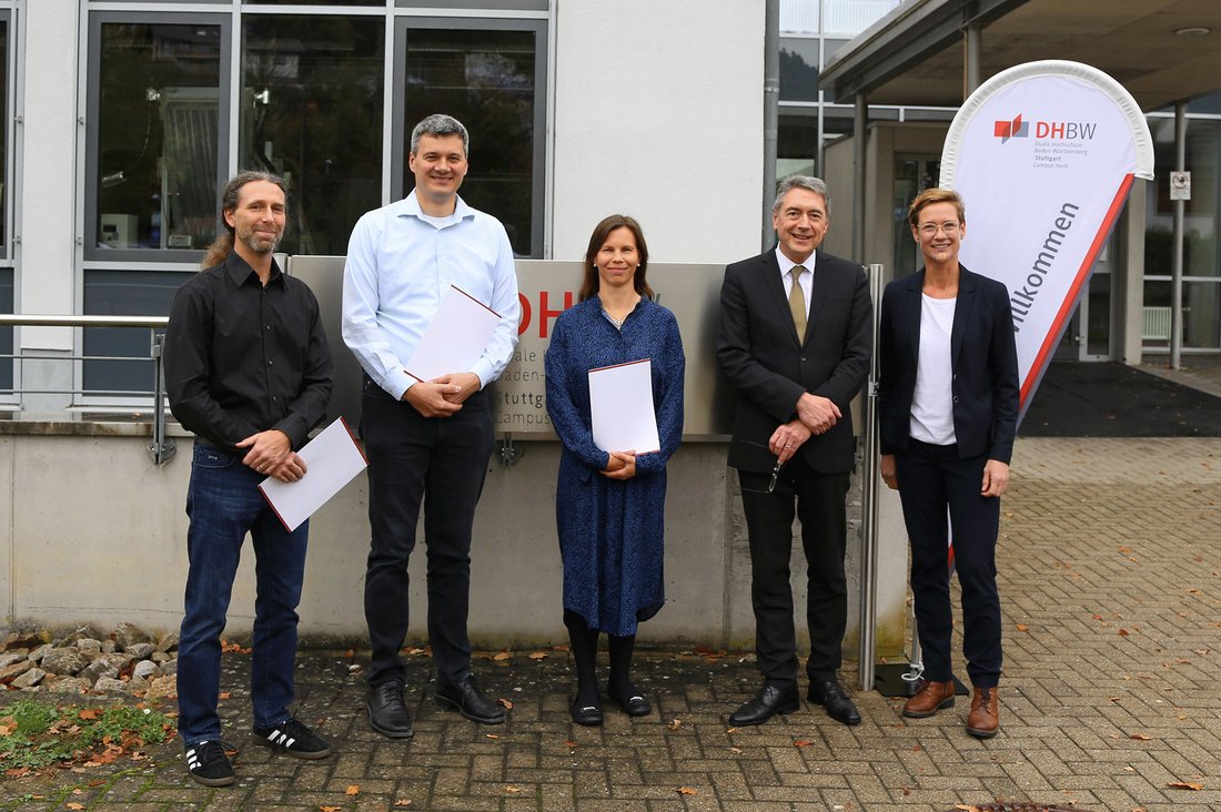 Prof. Dr.-Ing. Jens Häcker, Prof. Dr.-Ing. Benedikt Michel und Prof*in. Dr. Stefanie Werner mit Rektor Prof. Dr. Joachim Weber und Campusleiterin Prof. Antje Katona.