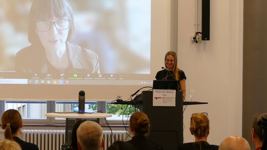 Prof.in Dr. Flaiz begrüßt em. Prof.in Dr. Megan-Jane Johnstone zu deren Online-Vortrag aus Australien beim Symposium Palliative Care an der DHBW Stuttgart