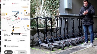 Studierende des Studiengangs BWL-Dienstleistungsmanagement der DHBW Stuttgart analysieren unterschiedliche Akzeptanz- und Nutzungsfaktoren von institutionsinternen Mikromobilitätslösungen. Nutzer leiht mithilfe seines Smartphones einen E-Scooter aus. Ein Kartenausschnitt zeigt einen der E-Scooter-Standorte auf.