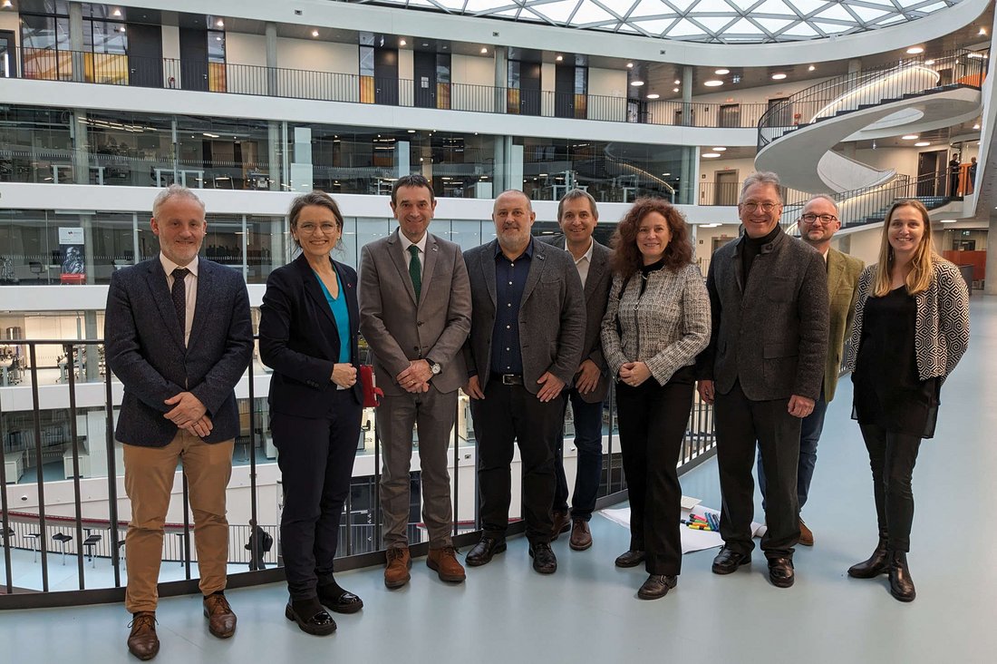 Gruppenfoto im Neubau Technik