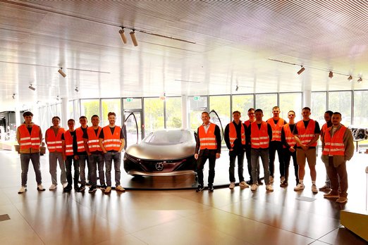 Gruppenbild Maschinenbaustudierende der Studienrichtung Produktionstechnik