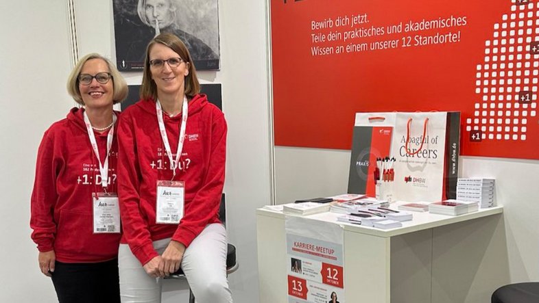 Prof. Dipl.-Ing. Anke Gärtner-Niemann (Gleichstellungsbeauftragte) und Prof. Dr.-Ing. Gesine Hilf (stellv. Gleichstellungsbeauftragte) von der DHBW Stuttgart