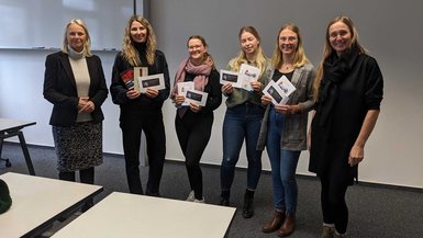 (v.l.n.r.) Prof. Dr. Margrit Ebinger und die Preisträgerinnen Daniela Wolf, Jasmin Süß, Carolin Weller, und Amelie Gundel sowie Prof. Dr. Bettina Flaiz. Gruppenbild