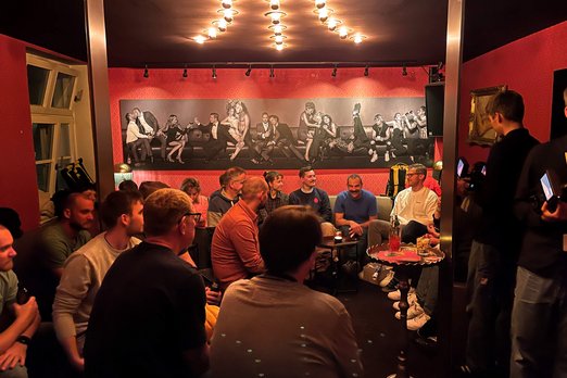 „Moderne Datenanalyse im Profi-Handball“ - etwa 50 Gäste nahmen in der Cocktail- und Champagnerbar Fou Fou an der Veranstaltung teil.