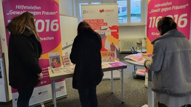 Info-Stand der Fakultät Sozialwesen am 25.11.2025 mit interessierten Besucher*innen.