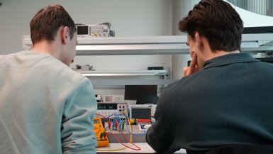 Elektronik-Labor Transistor des Studiengangs Mechatronik Zwei Studierende führen einen Versuch im Elektronik-Labor Transistor des Studiengangs Mechatronik durch.