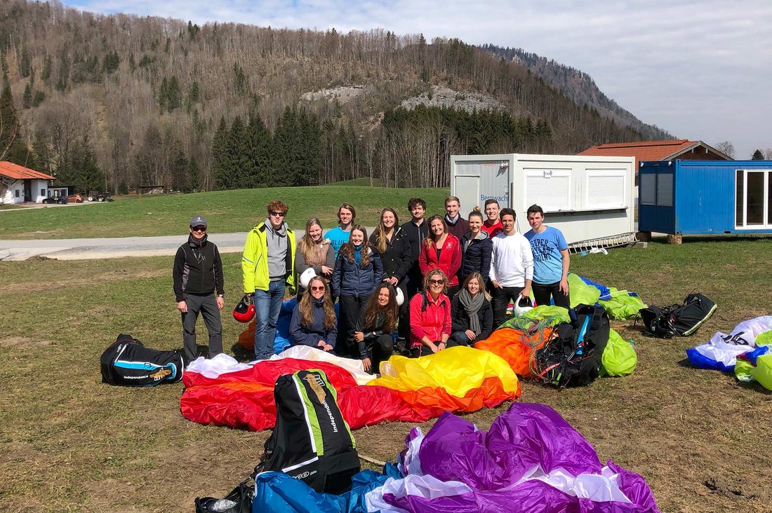 Studierende der DHBW Stuttgart beim Gleitschirm-Schnupperkurs des Hochschulsports in Ruhpolding