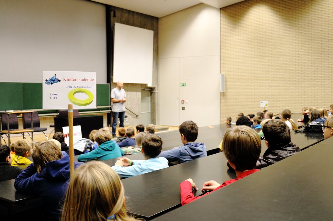 Prof. Dr.-Ing- Hans-Peter Lang begrüßt Kinder zur Kinderakademie